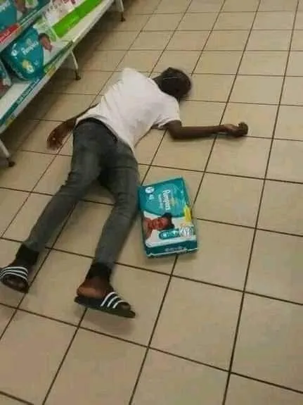 Umusore witegura kubyara yituye hasi nyuma yo kubona ibiciro bihanitse bya Diapers