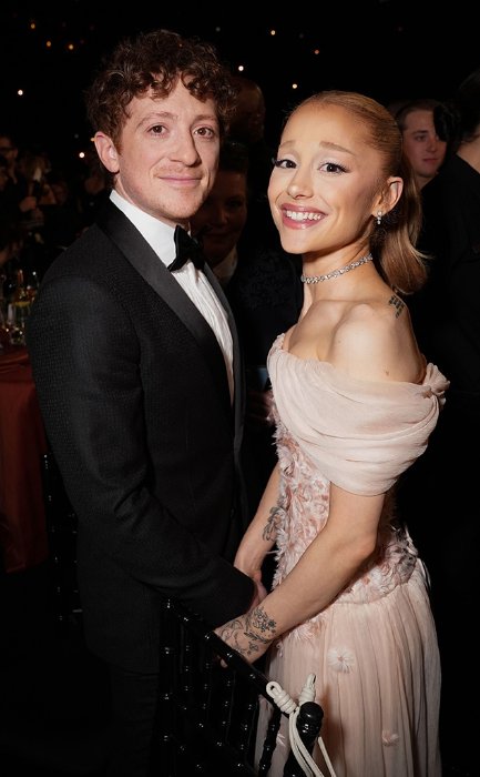 Urukundo rwa Ariana Grande na Ethan Slater rwageze ku musozo