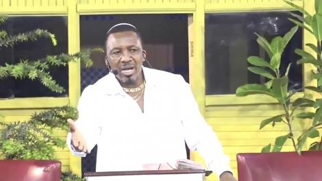 Pasiteri yabwiye abayoboke be ko yabyaye abana 70 ndetse n'umugore we yahukana inshuro 16