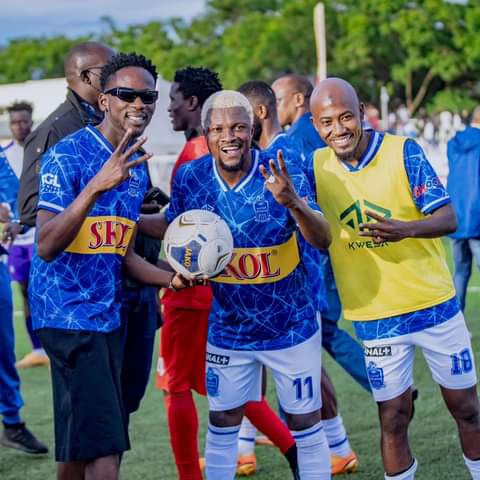 Umuhanzi ukomeye muri Nigeria yaje gufana Rayon Sports yambaye umwenda wayo