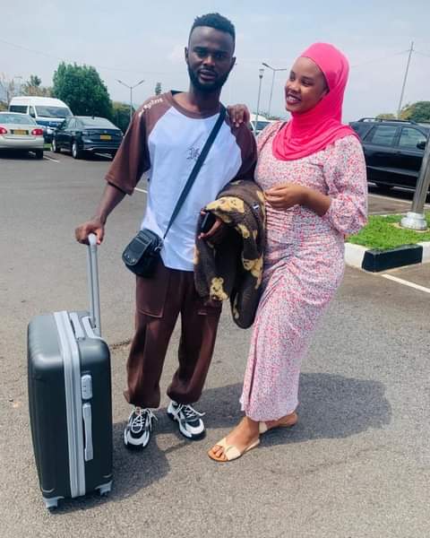 Manishimwe Djabel yaherekejwe n'umugore we agiye muri Algeria 