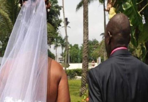Gafotozi yasibye amafoto yose yari yafotoye mu bukwe kubera ko yimwe ibiryo n'ikiruhuko