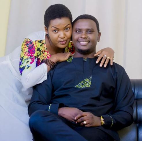 Clarisse Karasira yashimiye umugabo we avuga ko "yamwirukaniye umwijima"