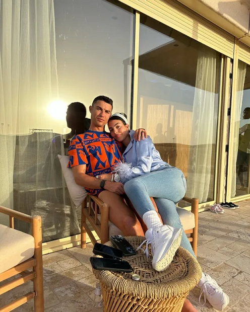 Cristiano Ronaldo n'umukunzi we babuze umutetsi kandi bari gutanga akayabo k'umushahara