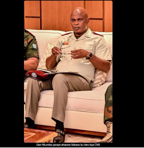 Gen Ntumba ushinzwe ibikorwa by'igisirikare mu biro bya Tshisekedi ari mu mazi abira