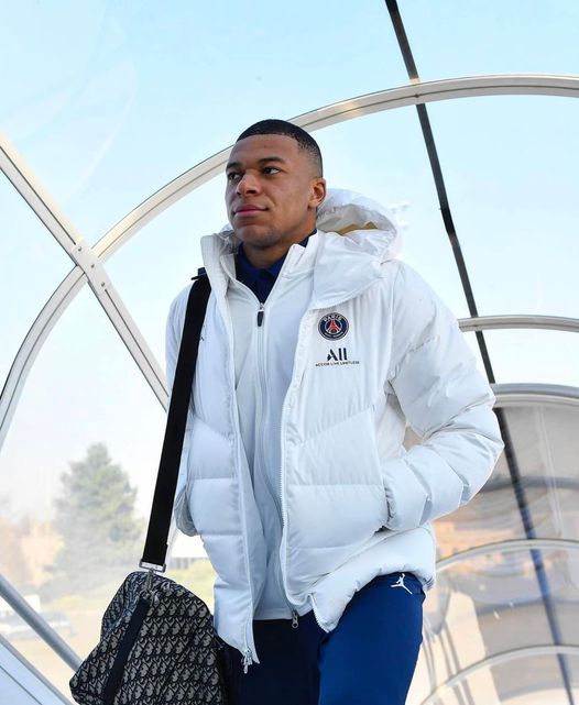 Mbappe yagerageje gufasha Gana Gueye umerewe nabi n'abafana bamuziza kumuvuna