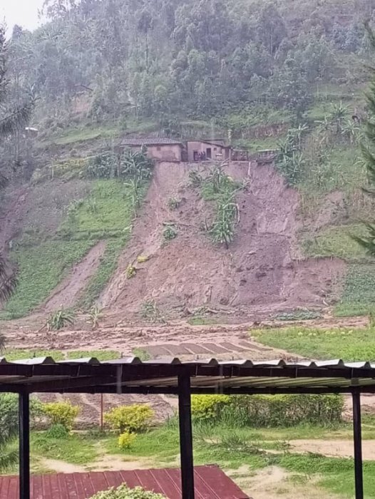 Rulindo: Imvura nyinshi yasenye inzu yarimo umuturage ahita ahasiga ubuzima