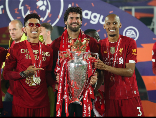 Umukinnyi wa Liverpool yishimiye igikombe cya Shampiyona atashye asanga bamwibye