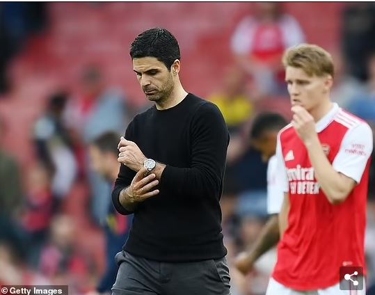 Nyuma yo gutsindwa umutoza wa Arsenal yaciye bugufi imbere y'abafana 