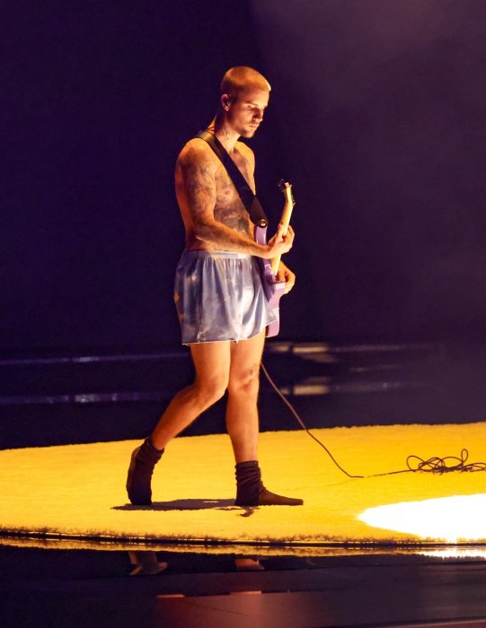 Impamvu Justin Bieber yagiye ku rubyiniro yambaye umwenda w'imbere gusa