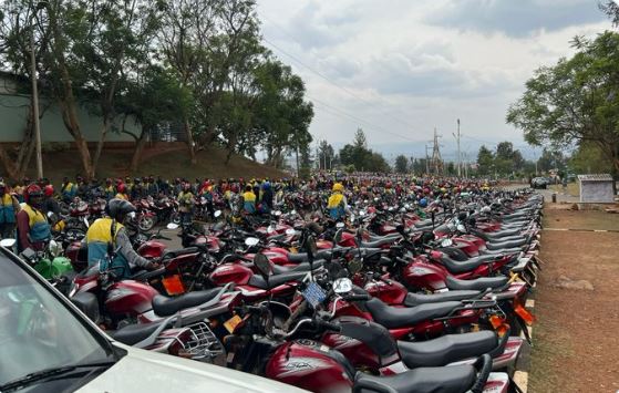 Polisi n'Umugi wa Kigali bakebuye Abamotari batubahiriza amategeko no kutubaha isuku
