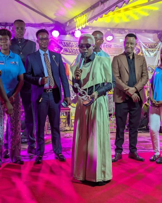 Kirikou yongeye guhembwa imodoka abicyesha indirimbo ye –AMAFOTO