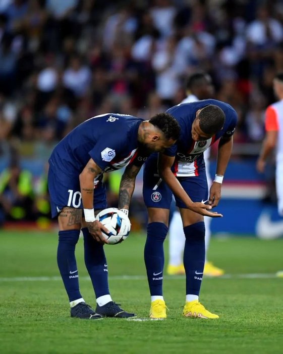 Mbappe na Neymar Jr bari barwaniye mu rwambariro bagenzi babo baratabara