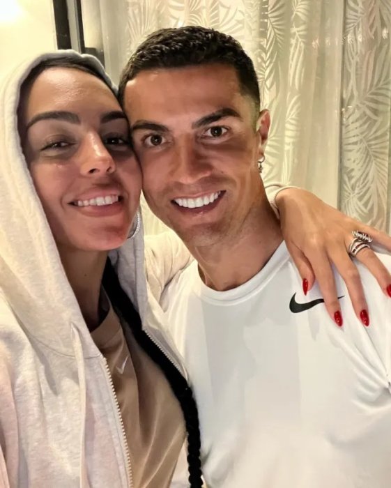 Umukunzi wa Cristiano Ronaldo yongeye gushyira hanze amafoto ashotorana ari mu ndege