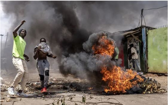 Kenya:Umunsi w'imyigaragambyo havuzwa amasafuriya wageze polisi yateguje guhangana