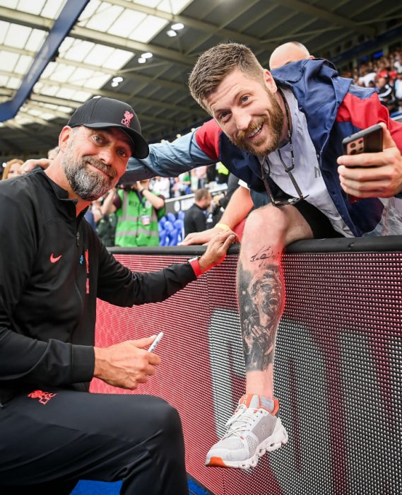 Klopp yasinye ku kuguru k'umufana we wamwishushanyijeho [AMAFOTO]
