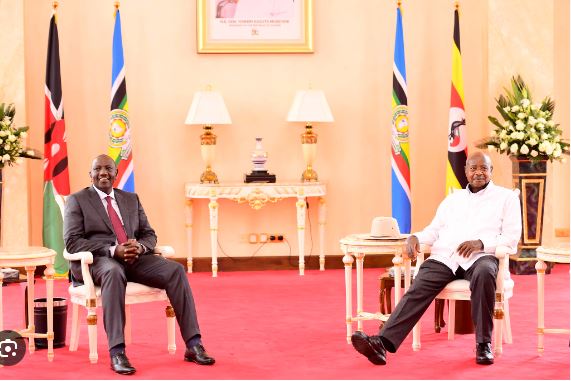 Abategetsi ba Kenya basimburanye muri Uganda biteza kwibaza ku kibagenza