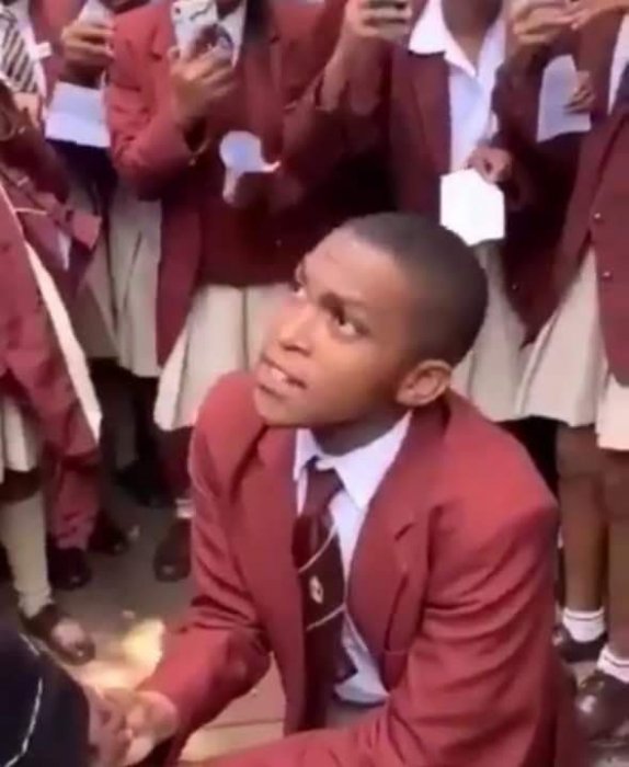 Umunyeshuri yasajijwe n'urukundo aterera mwarimu we ivi imbere y'abandi banyeshuri