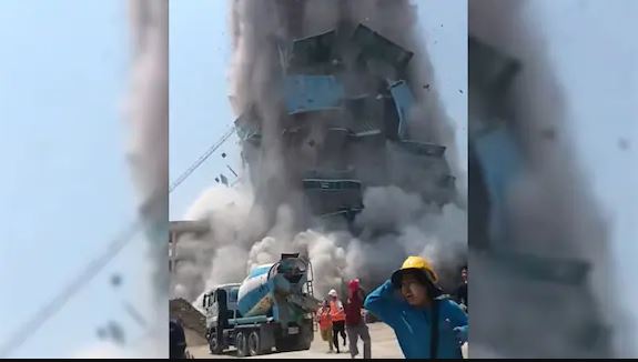 Bangkok: Inyubako y'amagorofa 30 yagwiriye abantu 43 [Amafoto]