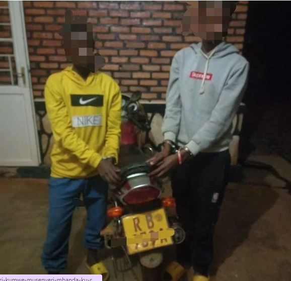  Babiri bacyekwaho kwiba moto batawe muri yombi bayijyanye ku isoko 
