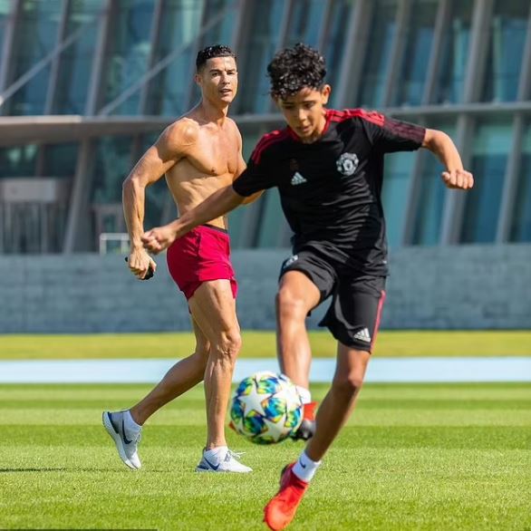Ronaldo yatangiye kwitozanya n'umuhungu we yifuza ko yazamusimbura muri ruhago [AMAFOTO]
