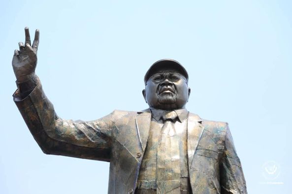 Perezida Tshisekedi yubakiye se igishushanyo kirekire bivugisha benshi [AMAFOTO]