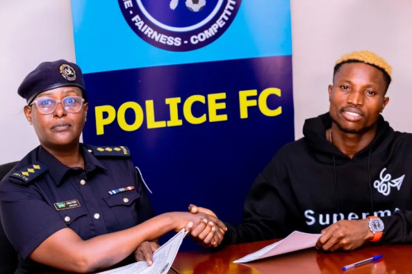 Ikipe iri mu zihabwa amahirwe yo kwegukana Shampiyona y'u Rwanda yasinyishije abakinnyi bane barimo uw'izina rikomeye