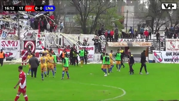 Amasasu yavugiye hafi ya stade yateje akavuyo kakomerekeyemo benshi