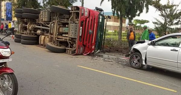 Musanze: Ikamyo yagonganye n'ivatiri igwa igushije urubavu [AMAFOTO]