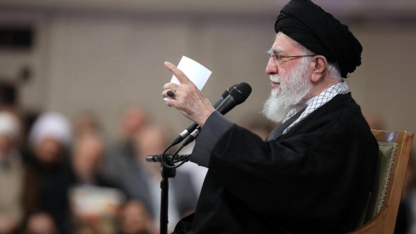 Umuyobozi w'Ikirenga wa Iran yaburiye abakomeje guteza imvururu zimaze guhitana abantu 10