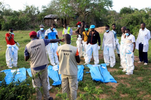 Kenya: Mackenzie washukishije abantu kwiyicisha inzara ngo bajye mu ijuru, akurikiranyweho urupfu rw'abandi 52