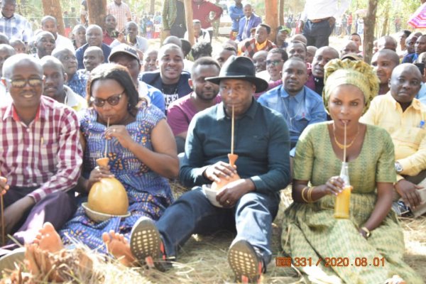 Burundi: Perezida Ndayishimiye yagaragaye atwaye ijerekani anasangira urwagwa n'abaturage [AMAFOTO]