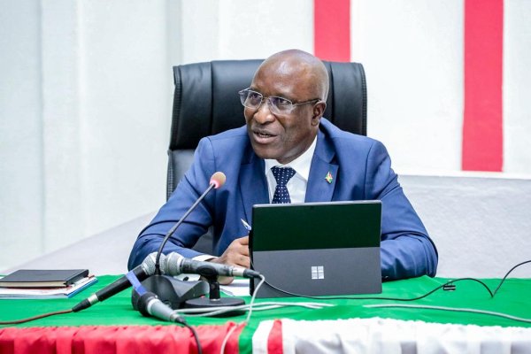 Minisitiri w'Intebe w'u Burundi yananiwe gusobanura impamvu z'ibura rya peteroli