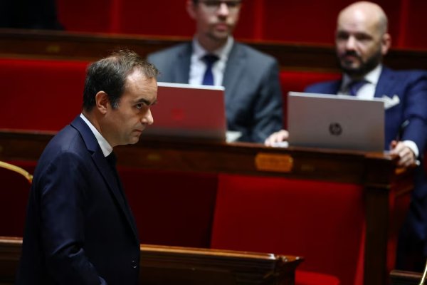 Guverinoma y'u Bufaransa iri kugerwa amajanja