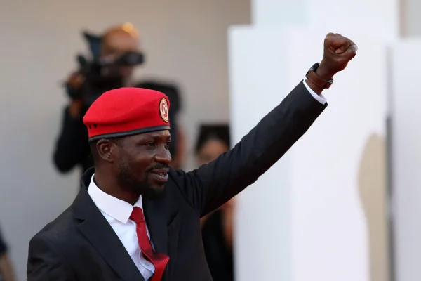 Bobi Wine yavuye mu bwihisho akomereza mu mahanga