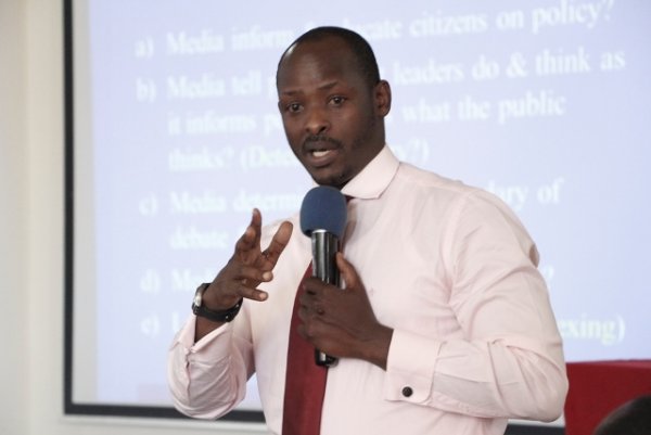 Dr.Christopher Kayumba uri kwiyicisha inzara aho afungiye yabajijwe n'ubushinjacyaha