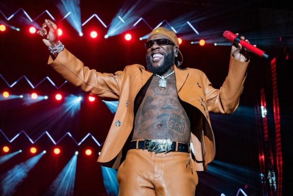Burna Boy wahuriye n'uruva gusenya muri Houston, yahorejwe amarira muri Dallas