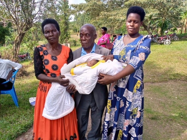 Umusaza w'imyaka 83 ari mu byishimo byo kwibaruka imfura ye nyuma nyuma y'igihe kirekire ategereje umwana [AMAFOTO]
