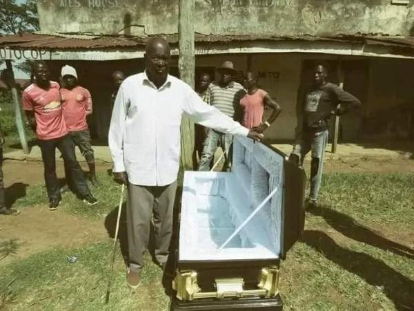 Umusaza yiguriye isanduku y'akataraboneka azashyingurwamo napfa