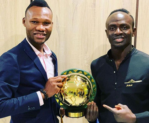 Sadio Mané yakoreye igikorwa gitangaje umusore babanye kuva mu bwana