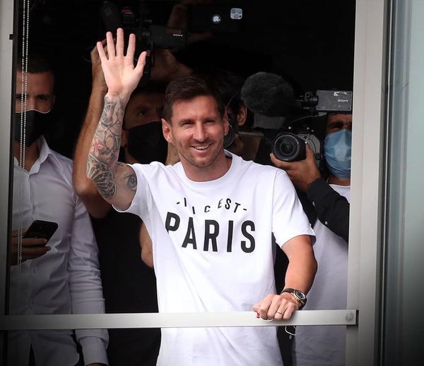 IFOTO Y'UMUNSI: Messi yakiriwe nka Mesiya ubwo yari ageze I Paris