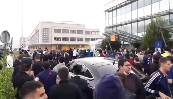 Abafana ba PSG bategereje Messi ku kibuga cy'indege I Paris ribarengeraho ataje [AMAFOTO]