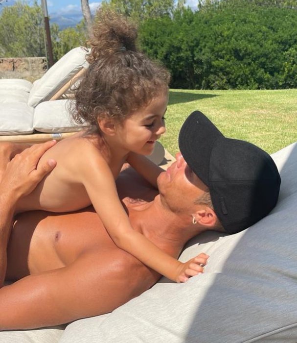 Cristiano Ronaldo yakoze benshi ku mutima kubera amafoto yashyize hanze ari gukina n'umukobwa we wagize isabukuru
