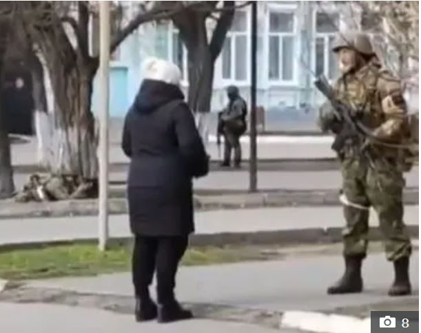 Umukecuru w'Umunya Ukraine yaciye ibintu kubera ukuntu yahanganye n'abasirikare b'Uburusiya bafite intwaro