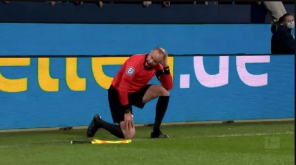 Umukino wa Bundesliga wahagaritswe kubera abafana bakubise ikintu umusifuzi