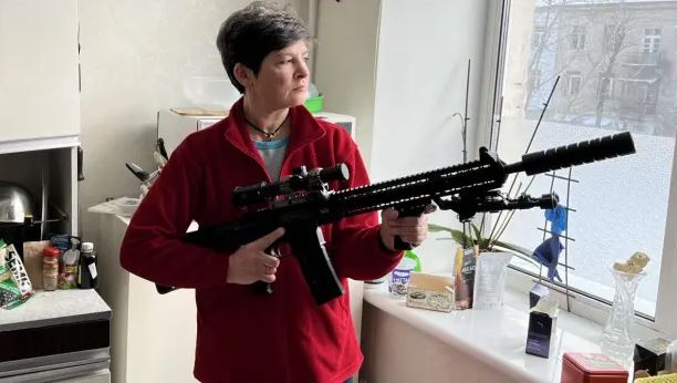 Ukraine:Umukecuru yagaragaye afite imbunda ya rutura atangaza ko yiteguye guhangana n'Uburusiya