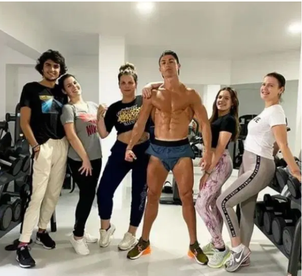 Mushiki wa Cristiano Ronaldo yerekanye inzu bavukiyemo avuga ukuntu yigeze kurumwa mu isura n'imbeba z'iwabo [AMAFOTO]
