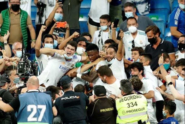 Vinicius Jr yatabawe n'abashizwe umutekano kubera ibyo yakorewe n'abafana