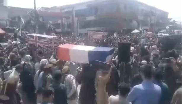 Abatalibani bishimiye intsinzi batwara amasanduku ariho amabendera y'Ubushinwa,Ubufaransa n'Amerika