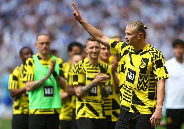 Erling Haaland yakoze ibitangaza mu gusezera ku bo bakoranye muri Dortmund
